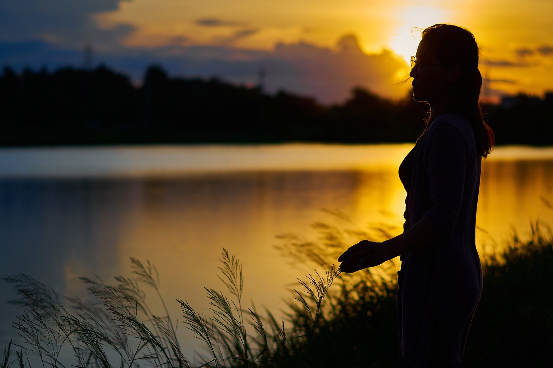 silhouette-of-a-woman-on-the-lake-with-sunset-2026-01-08-22-57-06-utc
