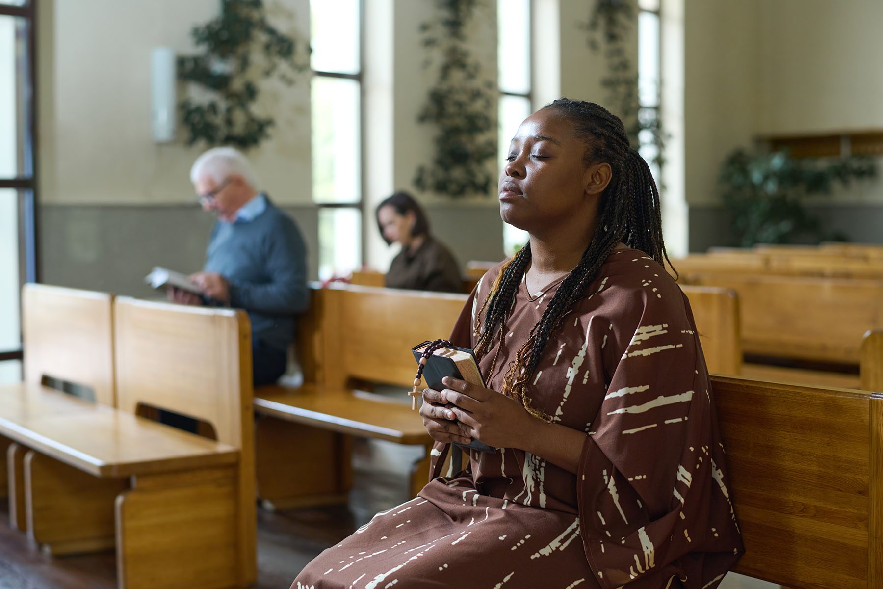 young-christian-black-woman-in-casual-dress-sittin-2026-01-08-23-38-48-utc